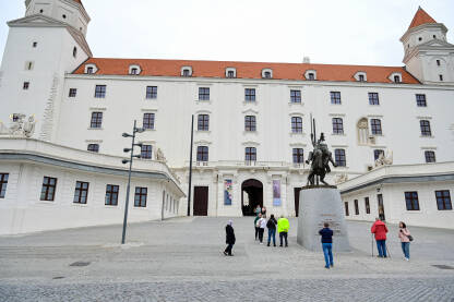 Bratislava, Slovačka. Dvorac na brdu iznad starog grada. Turisti fotografišu dvorac. Popularna turistička destinacija. Spomenik.