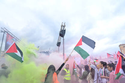 Protest podrške palestinskom narodu u Sarajevu, BiH. Protest solidarnosti. Ljudi na demonstracijama sa zastavama Palestine i transparentima. Podrška narodu Gaze.