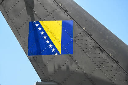 Zastava Bosne i Hercegovine na repu helikoptera Oružanih snaga BiH.