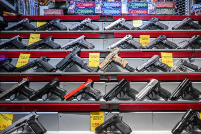 Air soft pištolji. Mnogo airsoft oružja na prodaju u trgovini oružjem.