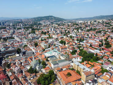 Sarajevo, Bosna i Hercegovina, panoramski snimak. Sarajevo, Bosna i Hercegovina, panoramski snimak grada. Snimak dronom glavnog grada Bosne i Hercegovine. Zgrade u starom gradu.