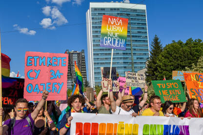 Povorka ponosa 2022, Sarajevo, Bosna i Hercegovina. Učesnici šetaju i traže jednaka prava za članove LGBTIQ zajednice.