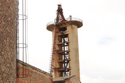 Toranj i djelu napuštene fabrike
