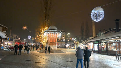 Sarajevo: Stari grad i Baščaršija noću. Sarajevo: Stari grad i Baščaršija noću. Ljudi šetaju gradom. Novogodišnji ukrasi u gradu.