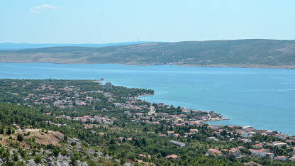 Panoramski pogled na Starigrad, Hrvatska. Jadransko more ljeti.