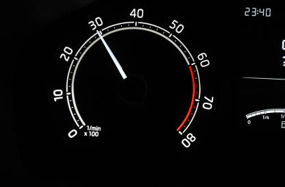 Kazaljka sa brojem obrtaja motora. Kazaljka sa brojem obrtaja motora u vozilu. Instrument tabla u autu.