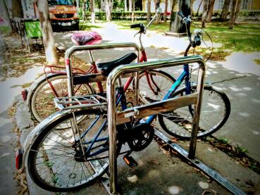 Dva parkirana bicikla u boji