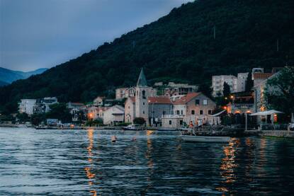 Ljetovanje u malom gradu Tivtu. Ono najzanimljivije u ovom malom gradu pored, modernog resorta Porto Montengro, je i pomorski muzej koji ima izložene dvije prave jugoslovenske podmornice.