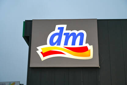 DM logo iznad trgovine. Drogerie markt. DM logo iznad trgovine. Drogerie markt. Njemački lanac prodavnica.