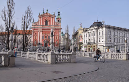 Centar Ljubljane, Slovenija. Tromostovlje u centru grada. Turistička atrakcija.