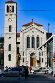 Crkva svetog  Josipa na Marijin dvoru,pješaci na semaforu,kolona automobila.