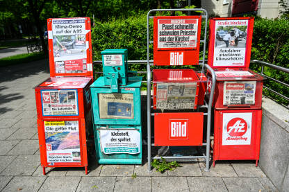 Kiosk sa novinama na ulici. Stalak za novine sa štampom u Njemačkoj. Nemačke dnevne, sedmične novine i časopisi. Njemačka štampa.