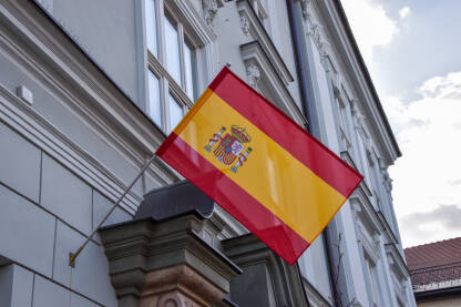 Nacionalna zastava Španjolske, istaknuta na zgradi.