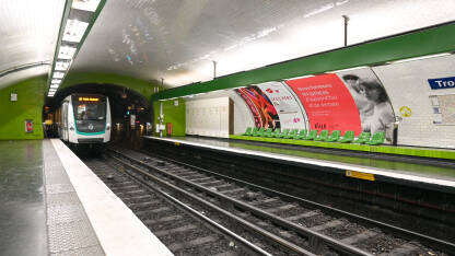 Pariz, Francuska: Stanica podzemne željeznice. Javni gradski prijevoz. Moderna stanica metroa u centru grada. Podzemni voz.