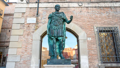 Julije Cezar, bronzana statua.