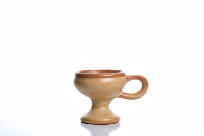 Žuta glinena kadionica izolovana na bijeloj pozadini