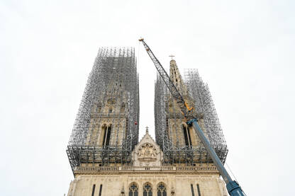 Skele na tornju katedrale. Obnova zagrebačke katedrale nakon potresa.