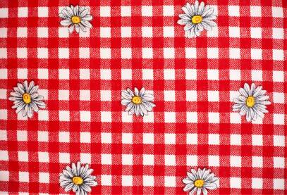 Tkanina sa belim cveticima, crveno belim kockicama u pozadini