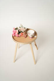 Čaj i cvijeće na drvenom stolu