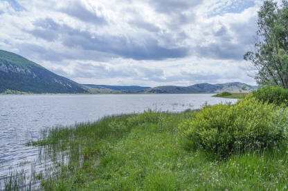 Blidinje jezero se nalazi  između planina Čvrsnice i Vrana.