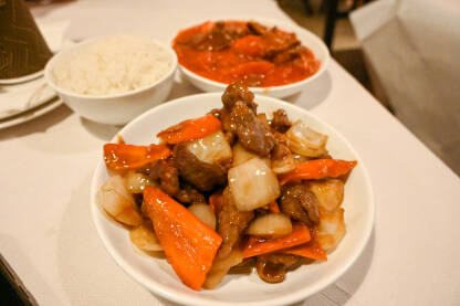 Kinesko tradicionalno jelo. Meso, riža i povrće. Kineska kuhinja.