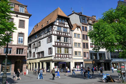 Strasbourg, Francuska: Zgrade u centru grada. Ljudi hodaju po trgu.