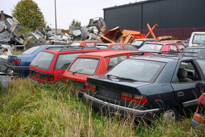 Stari pokvareni automobili na otpadu.