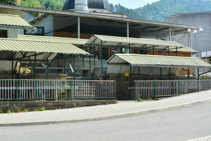Pijaca u Srebrenici nalazi se u centru grada gdje su svakodnevno postavljene 2-3 tezge sa odjećom i nešto domačih proizvoda, povrća i mliječnih proizvoda. Pondjeljak je pijačni dan.