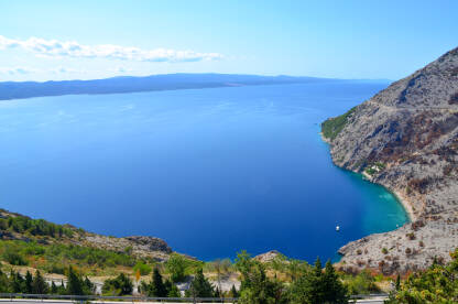 Prelijepa uvala i plavo more. Morska obala. Jadransko more, Hrvatska.