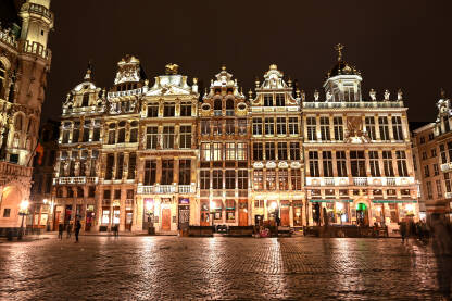 Brisel, Belgija: Zgrade u centru grada noću. Grand Place je centralni trg u Briselu.
