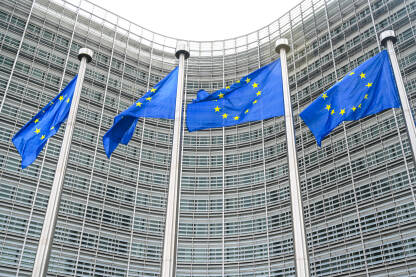 Institucije EU. Zastave Evropske unije. Berlaymont zgrada u Briselu, Belgija. Sjedište Evropske komisije u Bruxellesu. Zastave Evropske unije.