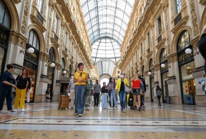 Milano, Italija: Ljudi šetaju galerijom Vittorio Emanuele. Najstarija trgovačka galerija u Italiji i poznata turistička atrakcija u centru grada.