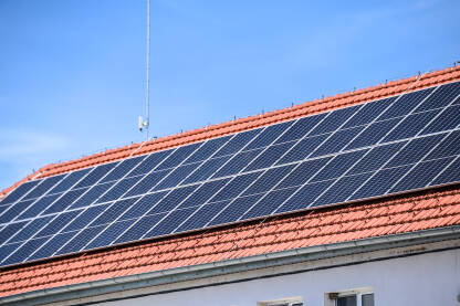 Solarni paneli postavljeni na krovu stambene kuće. Fotonaponski paneli na krovu zgrade.