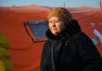 Medyka, Przemyśl, Poljska: Žena izbjeglica iz Ukrajine. Izbjeglice iz Ukrajine bježe od rata i prelaze granicu.