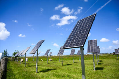 Solarni paneli. Solarna energija. Proizvodnja čiste obnovljive energije od sunca.