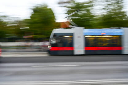 Tramvaj se brzo kreće ulicom. Javni gradski prevoz. Zamućena fotografija tramvaja.