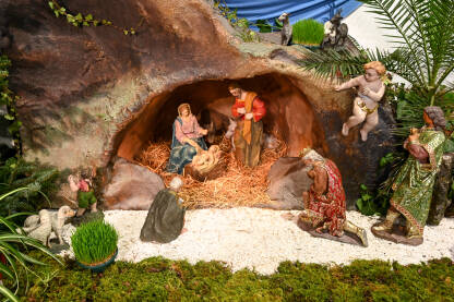 Scena jaslica koja prikazuje bebu Isusa Krista s Marijom, Josipom, anđelima i kraljevima u pećini. Rođenje Isusa Hrista. Kršćanstvo i religija. Božićni ukrasi u katedrali.