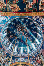 Kupola Hrama Presvete Trojice u Tesliću je ukrašena nizom slika koje prikazuju vjerske scene. Utisak je grandiozan, pri čemu detaljne slike i dekoracije doprinose osjećaju istorije i tradicije.