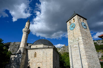 Stara džamija, minaret i sahat-kula. Kamena džamija izgrađena u osmanskom periodu. Islamska arhitektura. Livno, Bosna i Hercegovina.