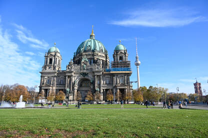 Berlin, Njemačka. Katedrala i TV toranj u centru grada.