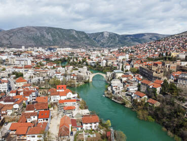 Mostar, Neretva i Stari most, snimak dronom. Panoramski snimak Mostara u proljeće.