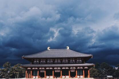 Japanski hram pred oluju.