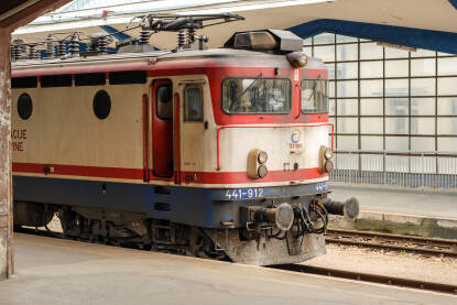 Lokomotiva u željezničkoj stanici. Željeznički prijevoz. Željeznice Federacije Bosne i Hercegovine.