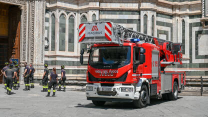 Vatrogasci i vatrogasno vozilo u Firenzi, Italija. Vatrogasci na intervenciji.