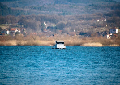 Kućica na vodi, na Jezeru Modrac.