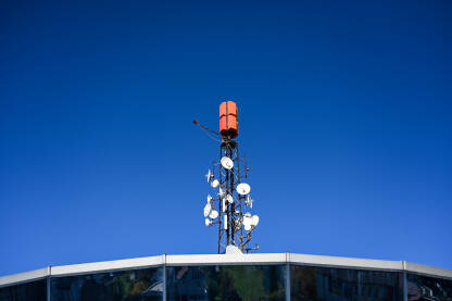 Antena. GSM i radio telekomunikacioni toranj. Toranj za mobilni telefon.