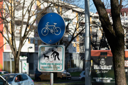 Znak za biciklističku stazu i znak sa vlasnike pasa, vodite psa na povocu i počistiti za njim