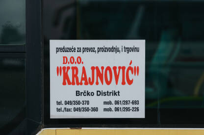 Natpis na autobusu autoprevoznika iz Brčkog, doo Krajnović