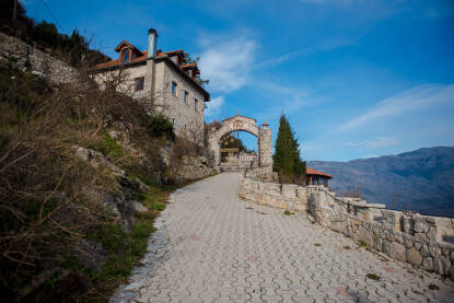 Manastir Zavala nalazi se na rubu Popovog polja podno doline Oštrog.