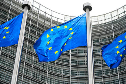 Institucije EU. Zastave Evropske unije. Berlaymont zgrada u Briselu, Belgija. Sjedište Evropske komisije u Bruxellesu. Zastave Evropske unije.